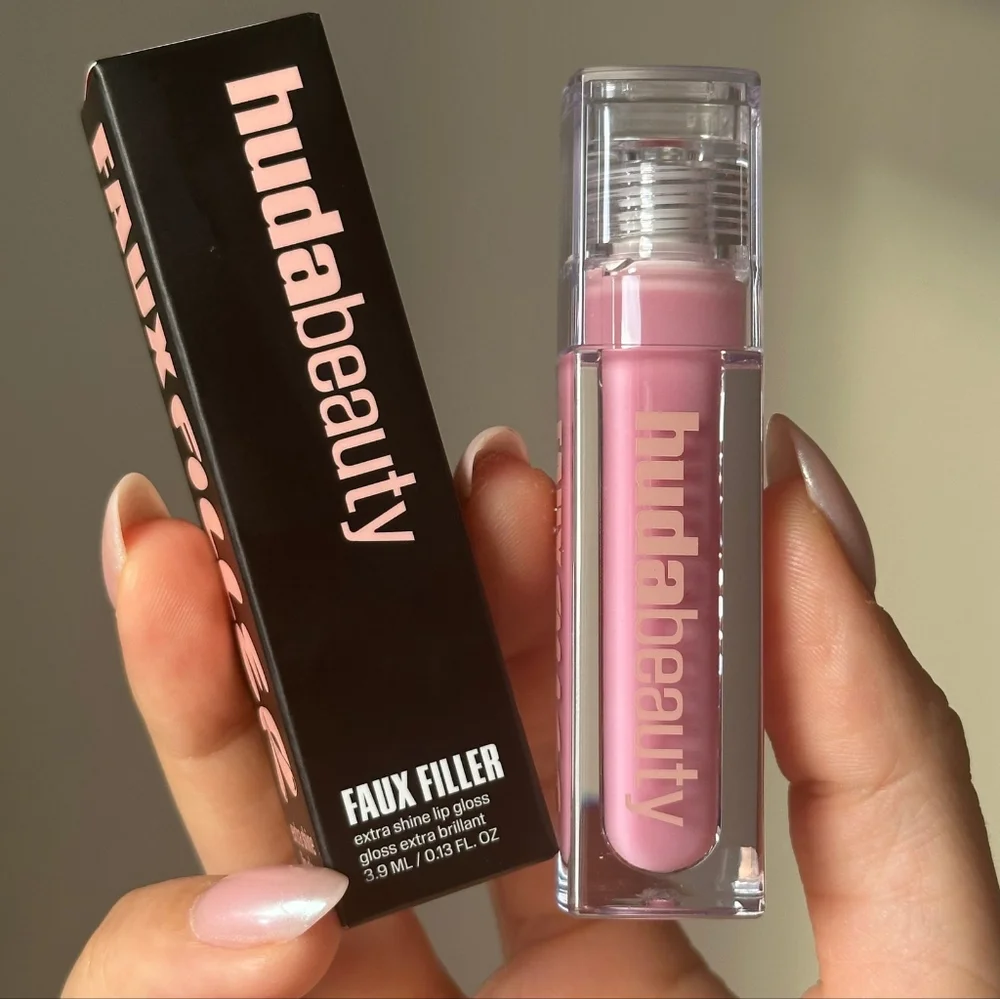 HUDA BEAUTY Faux Filter UUU BABY PLUMPING Lip Gloss (Milky Baby Pink)